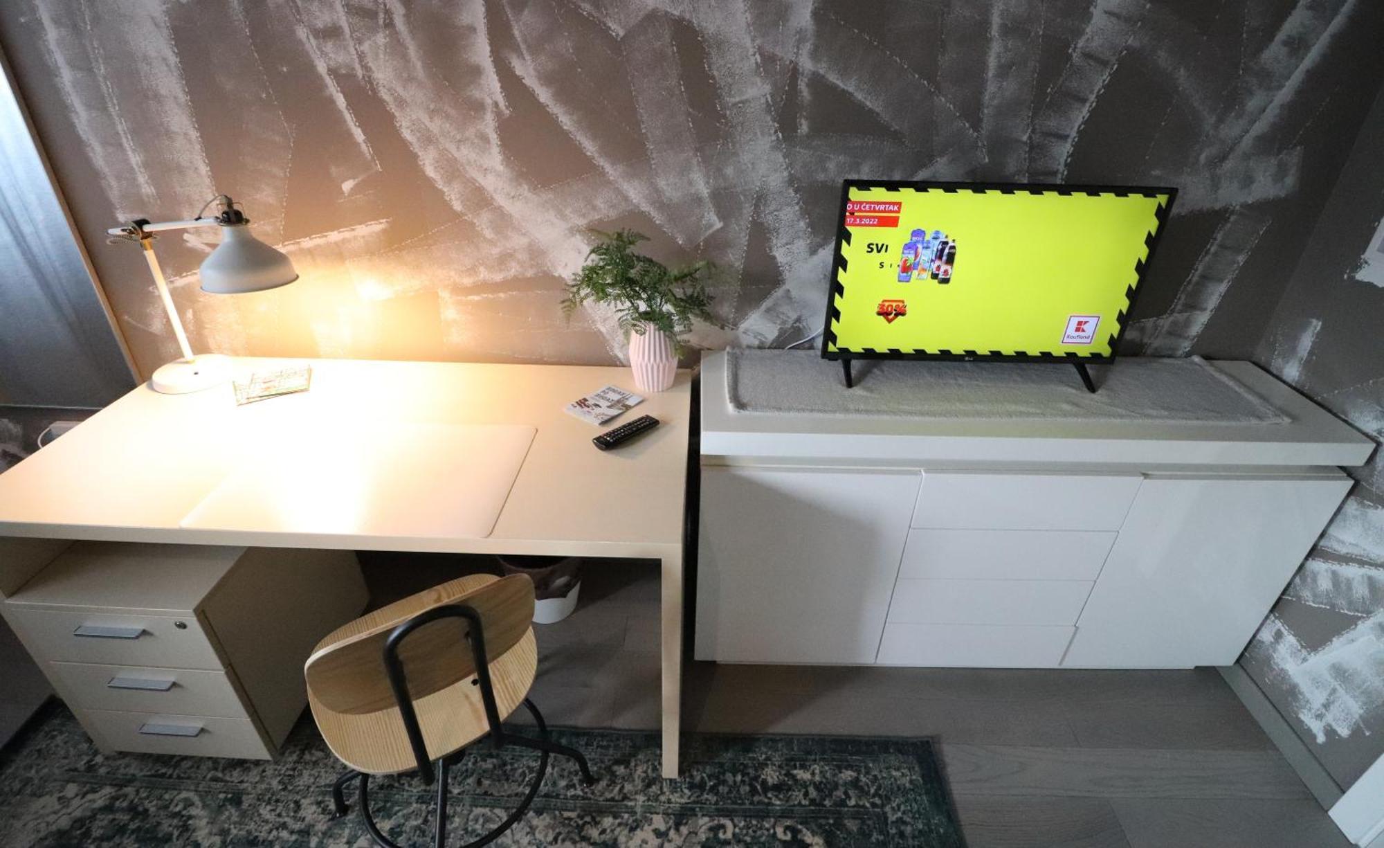Naomi App,Netflix,Between Bus And Train Station 자그레브 외부 사진